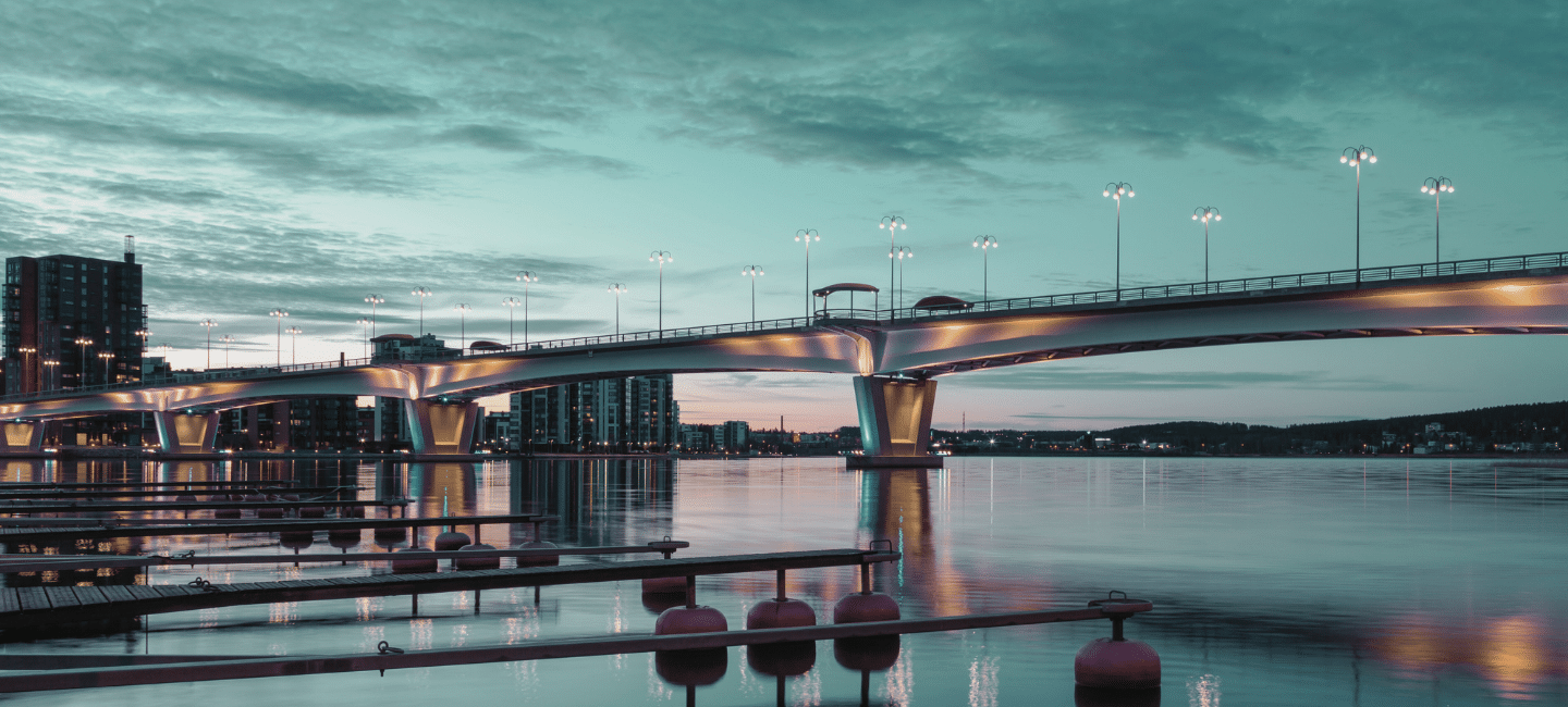 Jyväskylässä sijaitseva kuokkalan silta kuvattuna veden äärestä kesäyönä